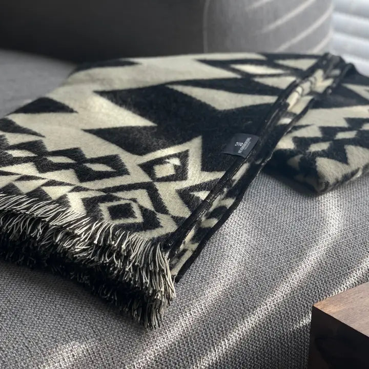 Awa Throw - Natural / Black